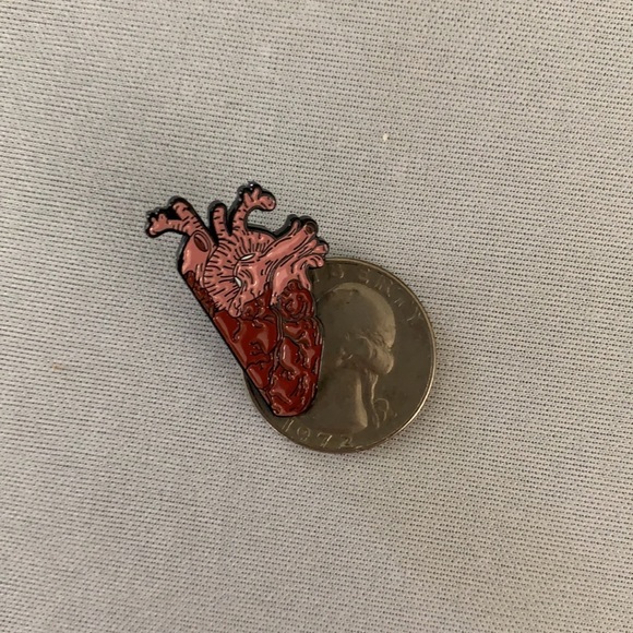 Very Interesting Heart Hat/Lapel Pin - Picture 3 of 3